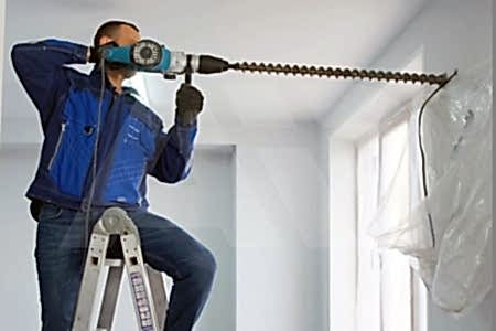 Бурение отверстия в стене